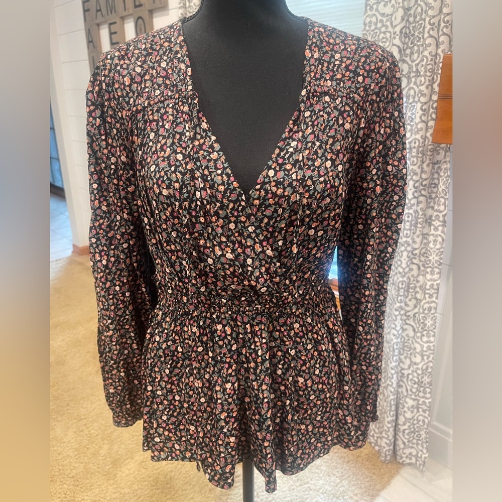 Maurice’s black floral top. Size medium. 🖤